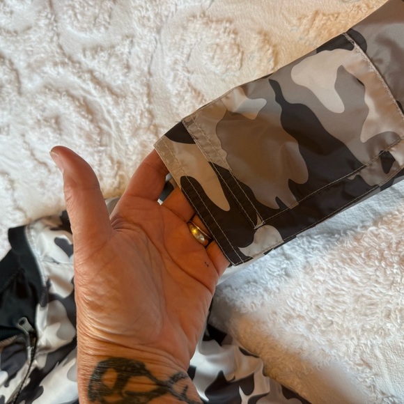 Camo Bomber reversible Jacket. No tag for size - check out measurements. B6 - Picture 4 of 7
